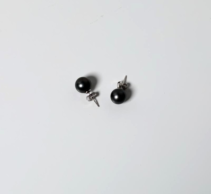 Black pearl studs