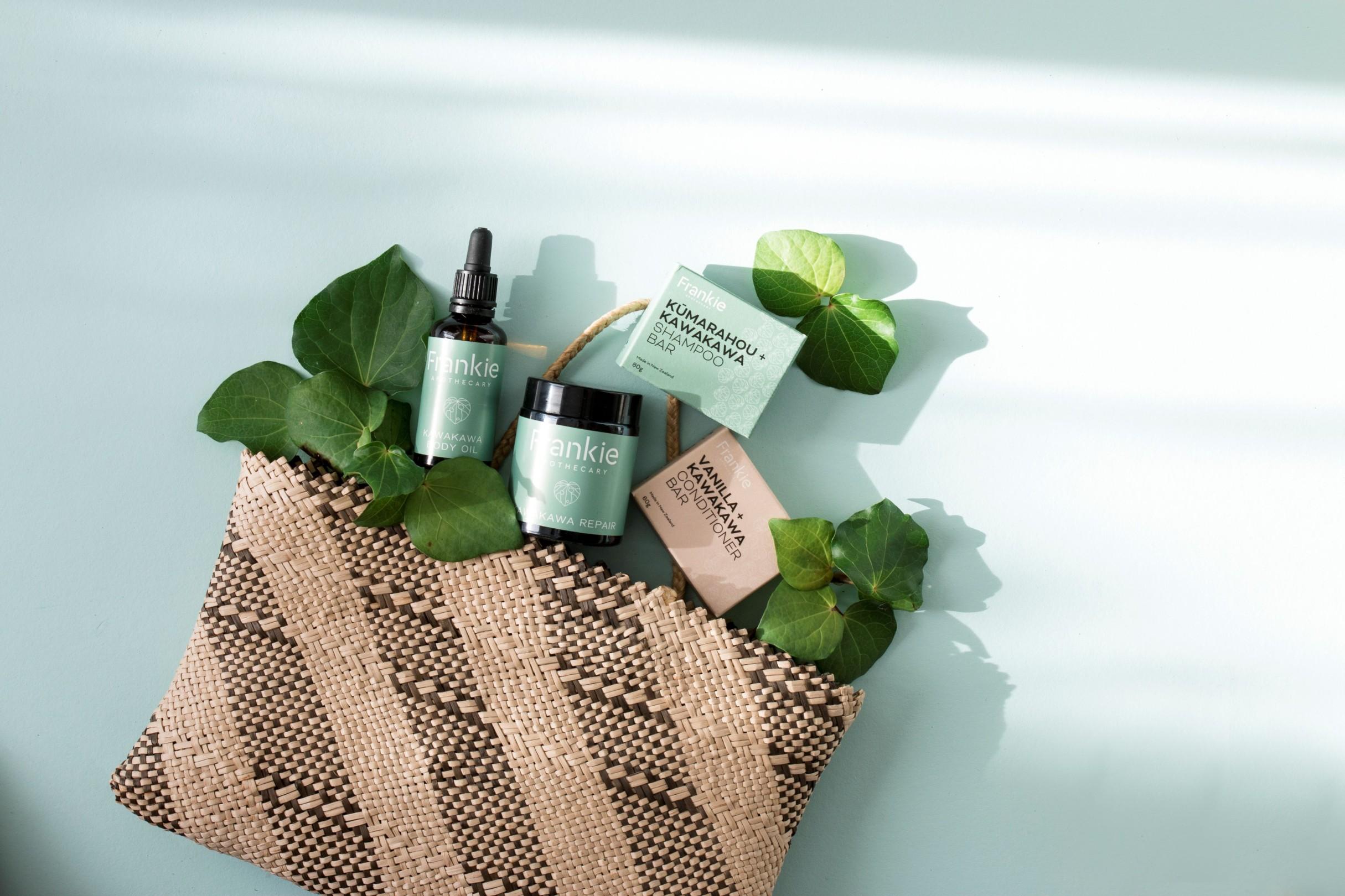 MG 1071 copy1MB Frankie Apothecary kete