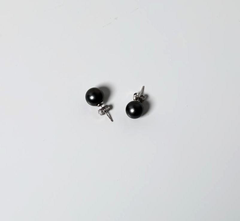 Black pearl studs