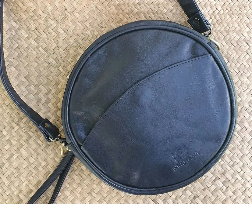 crossbody black1